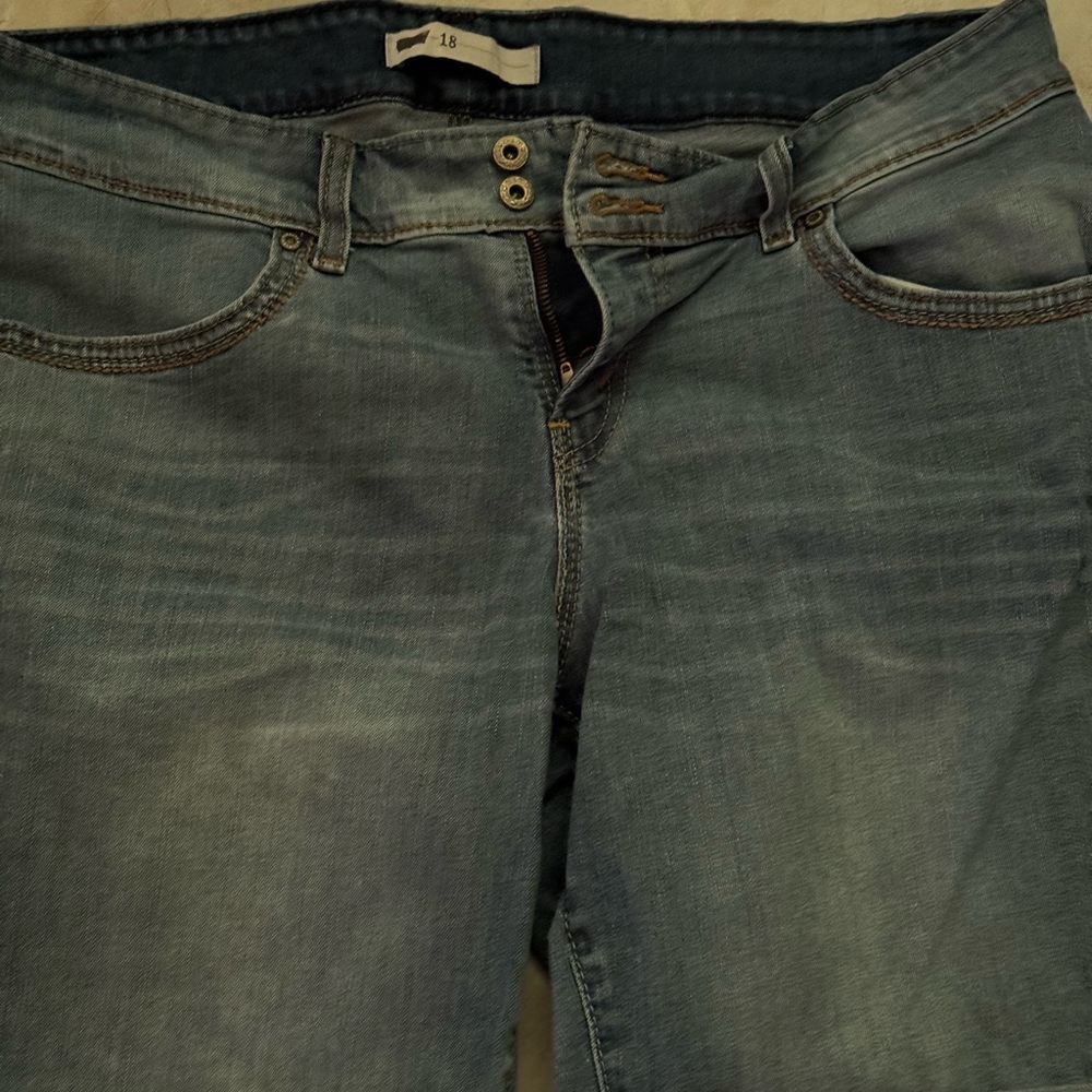 Women’s size 18 Levi’s Denim shorts